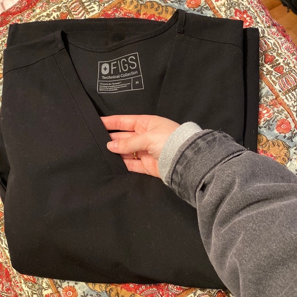 🚑 FIGS Black Scrub Top 🚑 - Picture 3 of 4